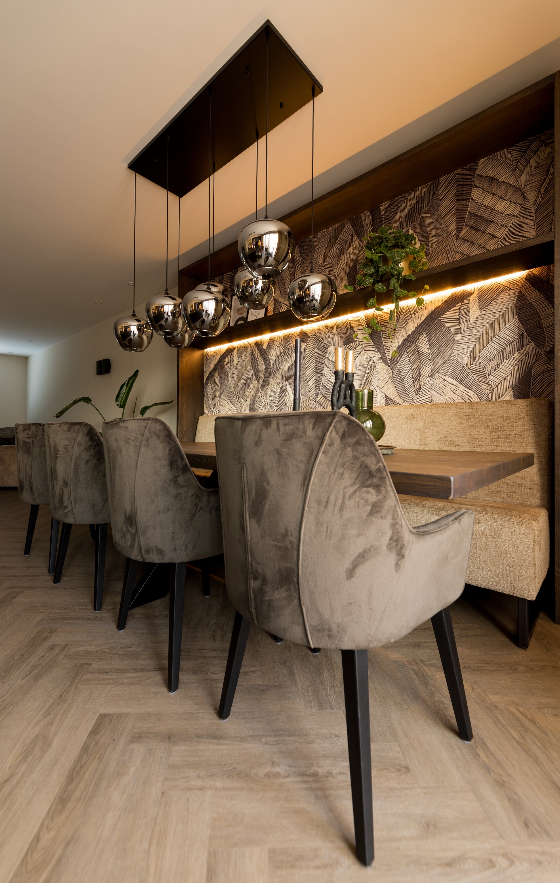 Charente Visgraat 7758 PVC vloer in eiken rustiek naturel met luxe afwerking in landelijke stijl