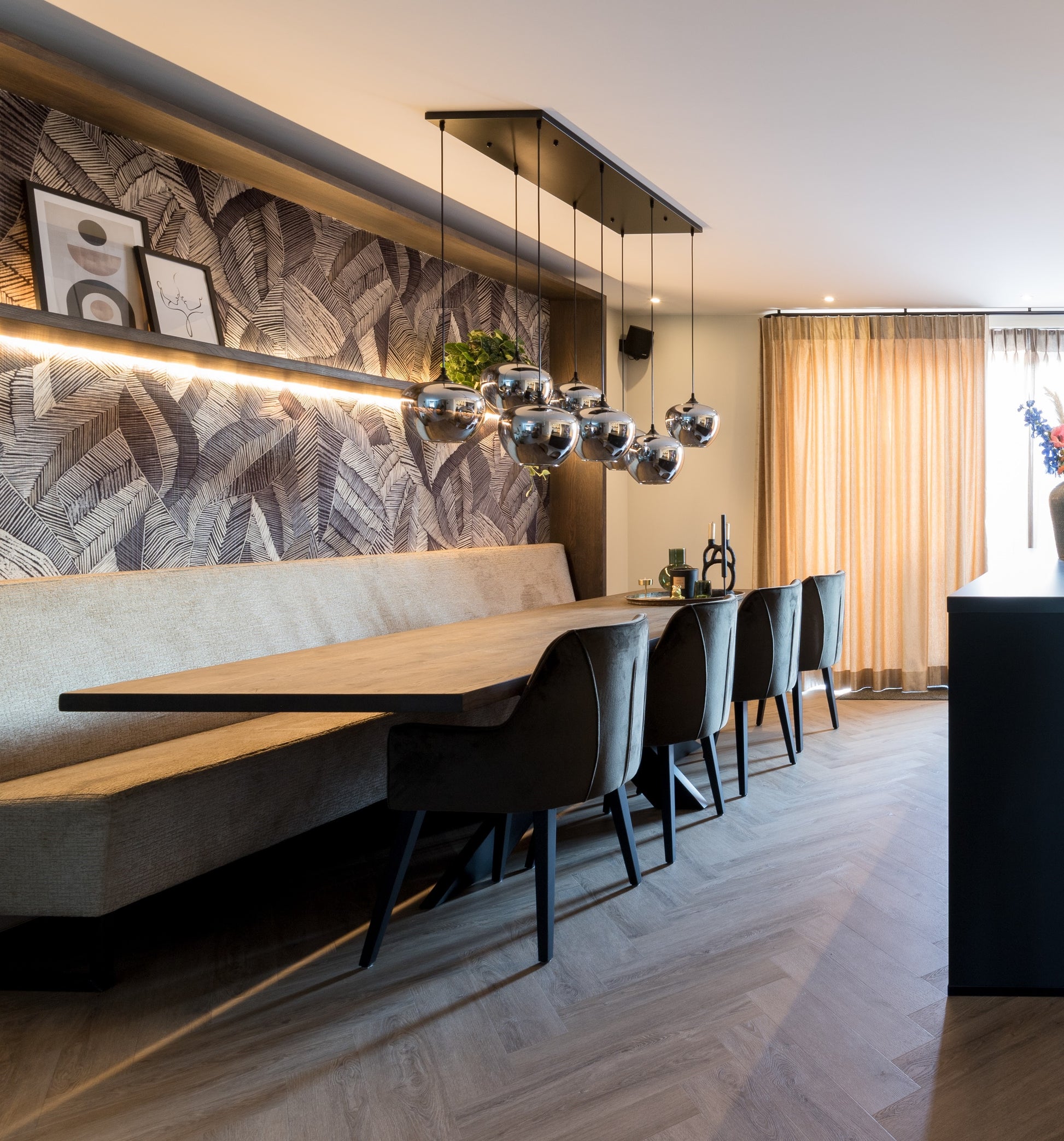 Charente Visgraat 7758 PVC vloer in eiken rustiek naturel met hoge witte plinten