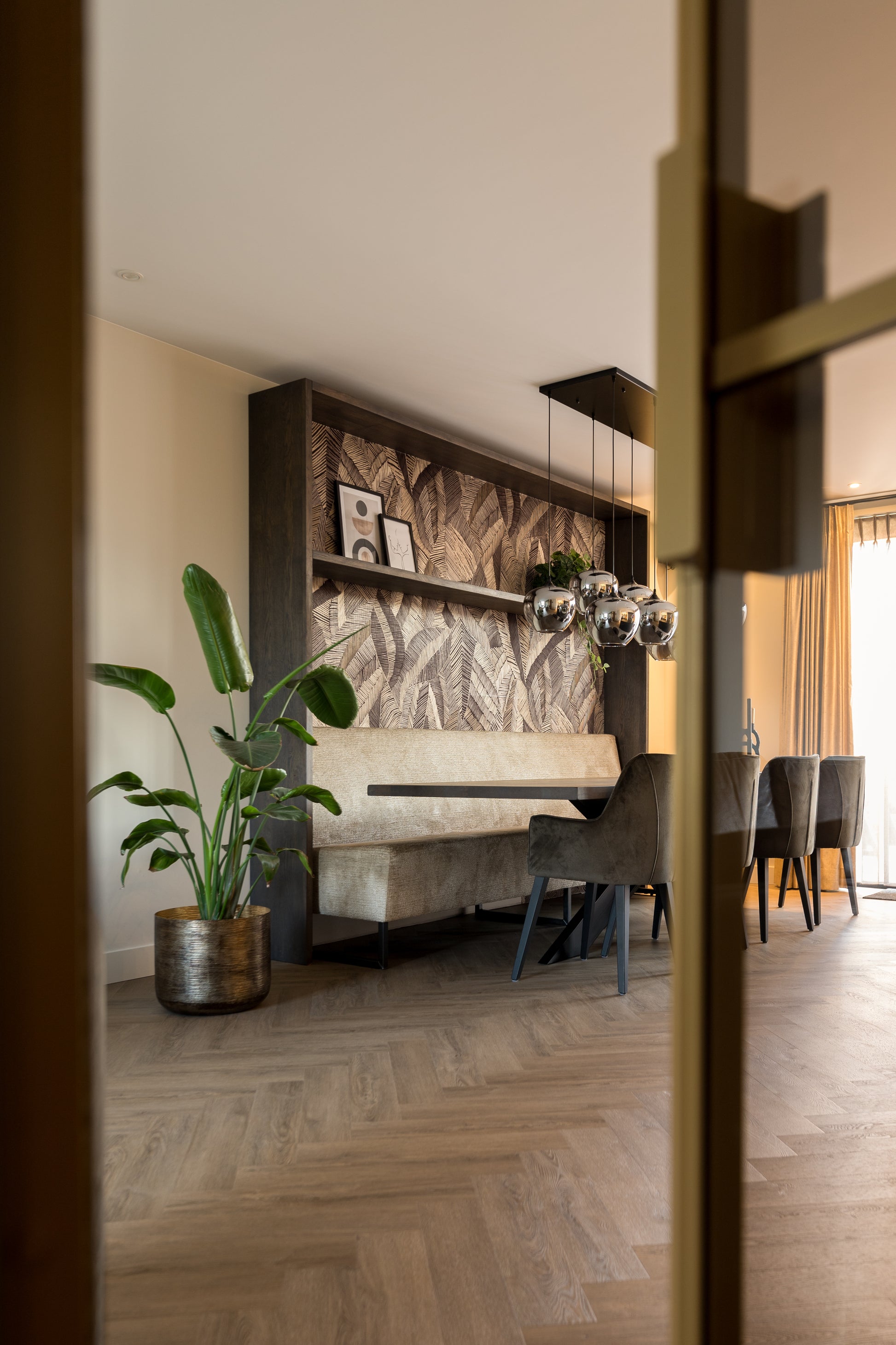 Charente Visgraat 7758 PVC vloer in eiken rustiek naturel, gelegd in sfeervol landelijk interieur