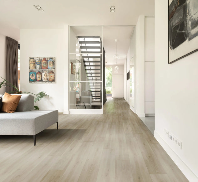 XL Plank PVC vloer in eiken rustiek naturel, gelegd in ruime leefruimte